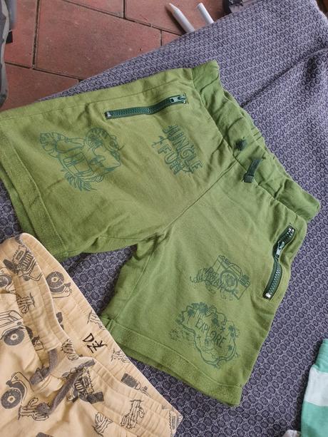 2x šortky po 1 eur ks 118, 128