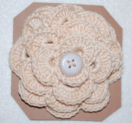 Háčkovaná brošňa,