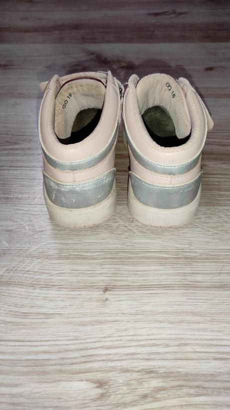 Členkové tenisky, 28