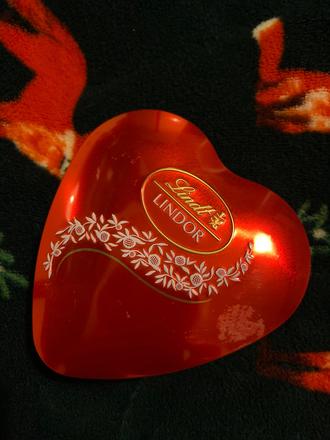 Plechová dóza napríklad na prstene,