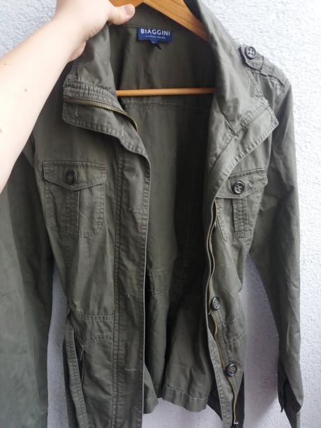 Tmavozelená bunda, 38