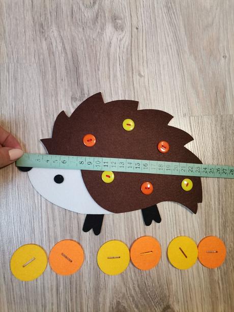 Montessori hračka - ježko s gombíkmi,