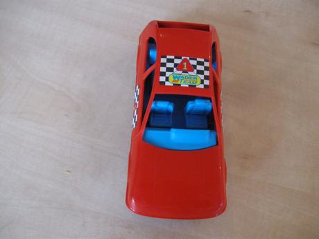 Červené plastové autíčko, 