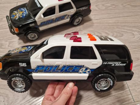 26de_policajne auta a sanitky,