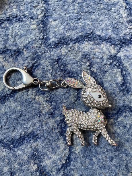 Pokazený prívesok na kľúče srnka,