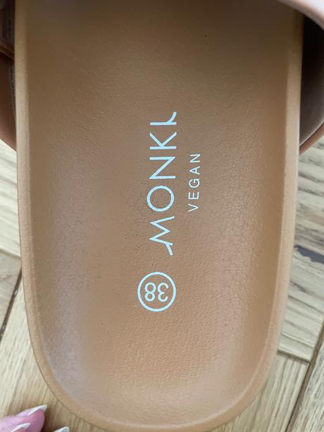 Slapky na platforme monki, 38