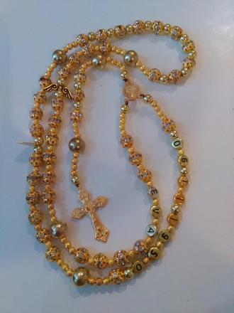 Ruženec s menom a dátumom,