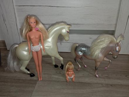 Bábika, dieťa a dva kone, 