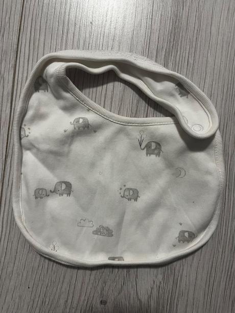 Biely podbradnik so slonikmi,