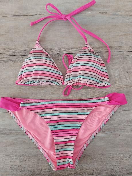 Rúžové pásikavé bikiny, 38