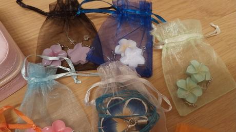 Mix nausniciek a priveskov kvetinky, 