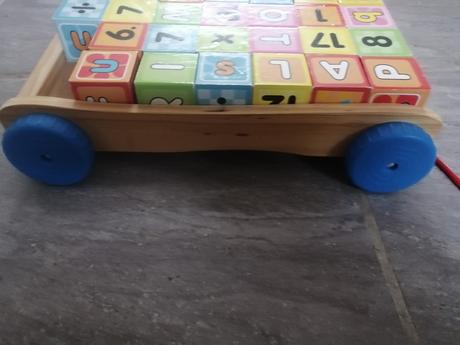 Drevene kocky pismenka,ciselka,vo voziku na šnúrke, 