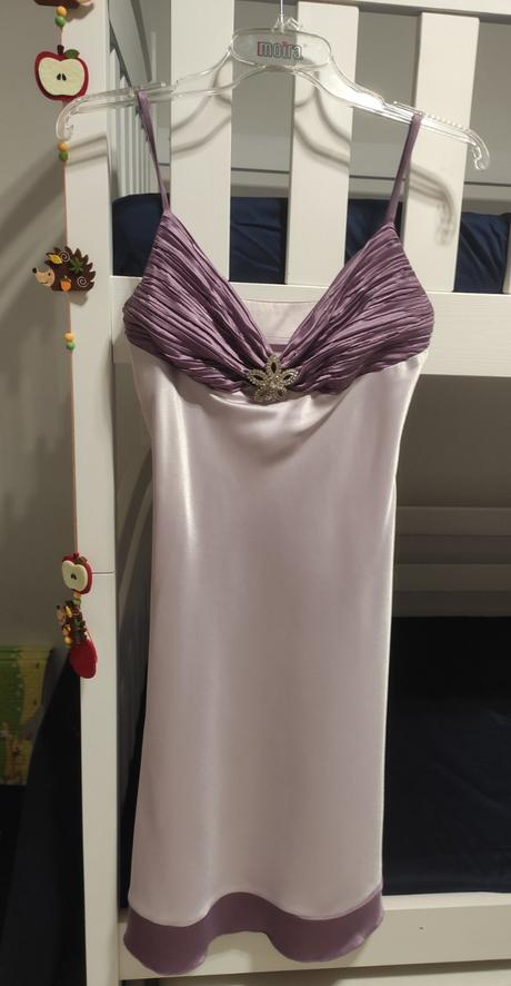 Satenove saty s brosnou, 38