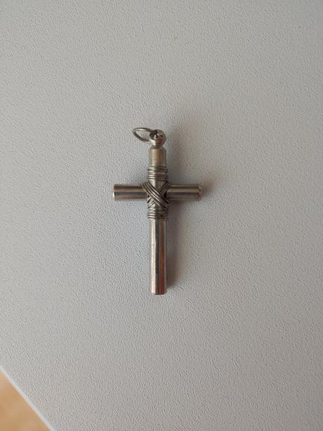 Predám prívesok kríž chirurgická oceľ, 