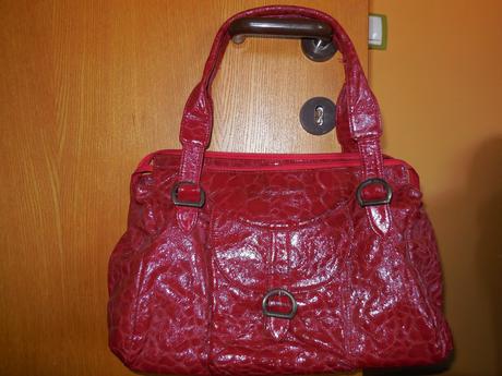 Červená lakovaná kabelka, 