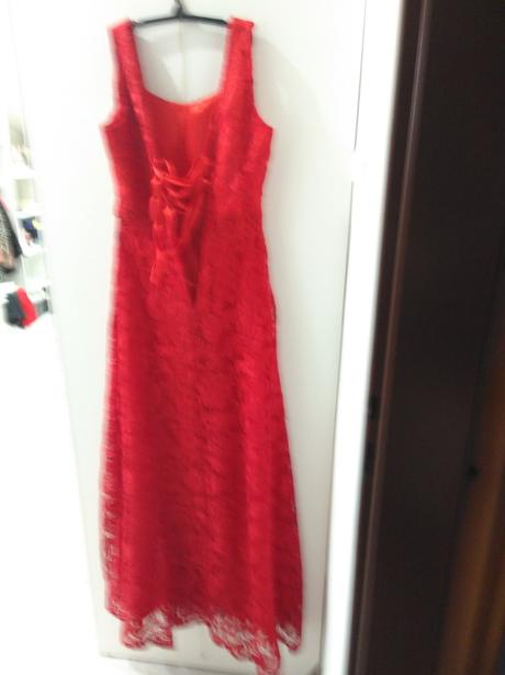 Dlhé červené spoločenské šaty, 36