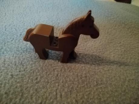 Lego kôň s červenou uzdou, 