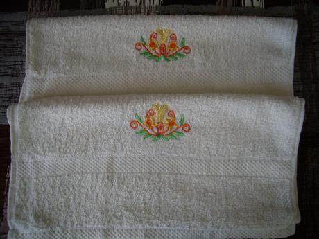 2x biely uterák s výšivkou, 