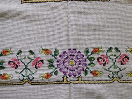 Vidiecky obrus-s fialovou výšivkou, 128 x 128 cm,, 