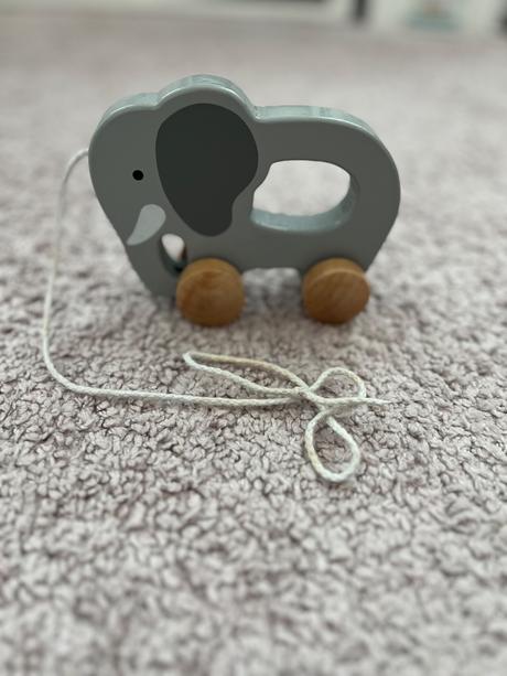Drevený ťahací slon hape, 