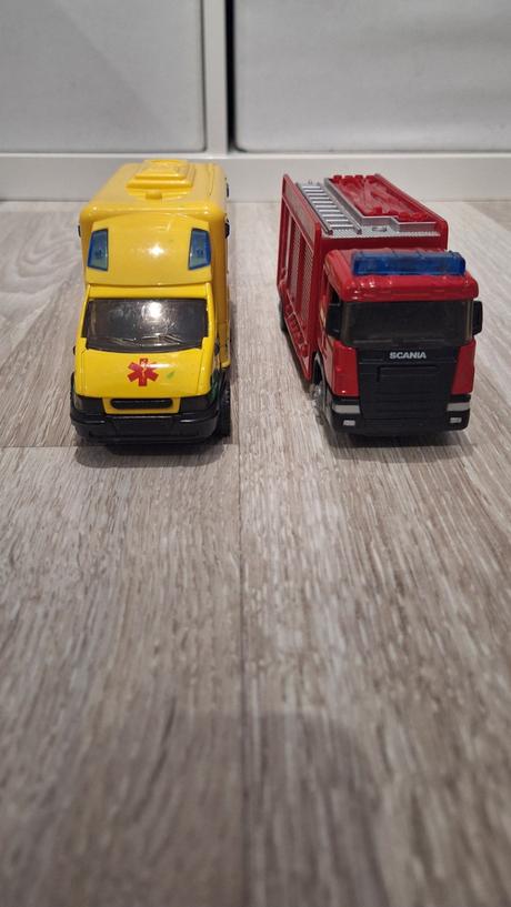 Auto sanitka a hasiči so zvukom, 