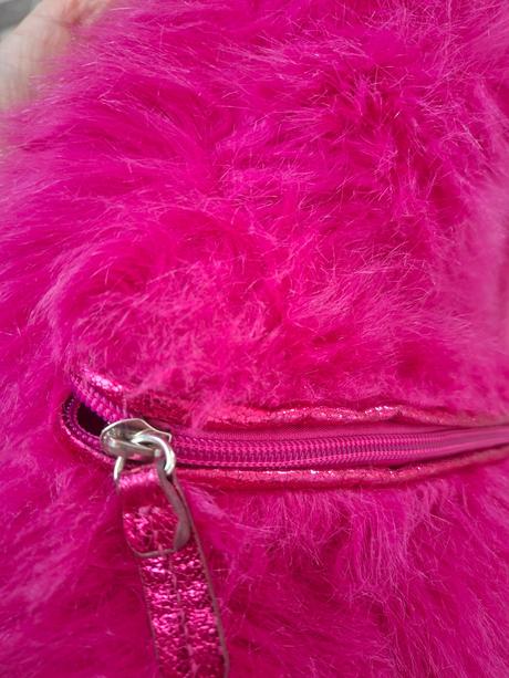 Chlpatý ruksak, next