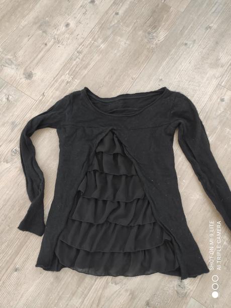 Cierny pulovrik s volanikmi, s