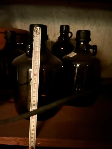 Flasa z tmaveho hrubeho skla, 