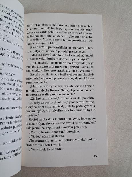 Chlapec v pásikavom pyžame,