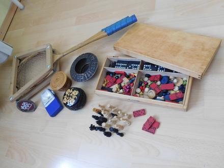 Retro rôzne  hra,šperkovnička,baterka,rakety, 