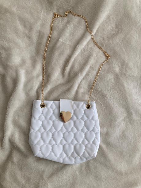 Biela kabelka so srdiečkom,