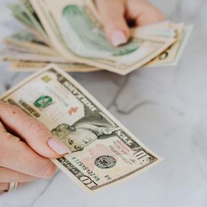 Brat so ženou sú v zlej finančnej situácii. Ako im pomôcť?