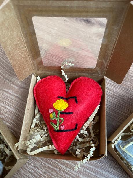 Ručne vyšívana ozdoba na kočík / ruksak, 