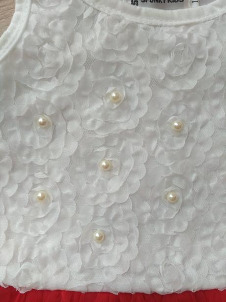 Slávnostné šaty s lupienkami, perličkami, 80