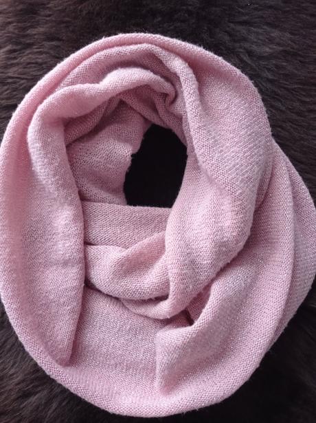 Pudrovoruzovy nakrcnik so striebornou nitou, h&m