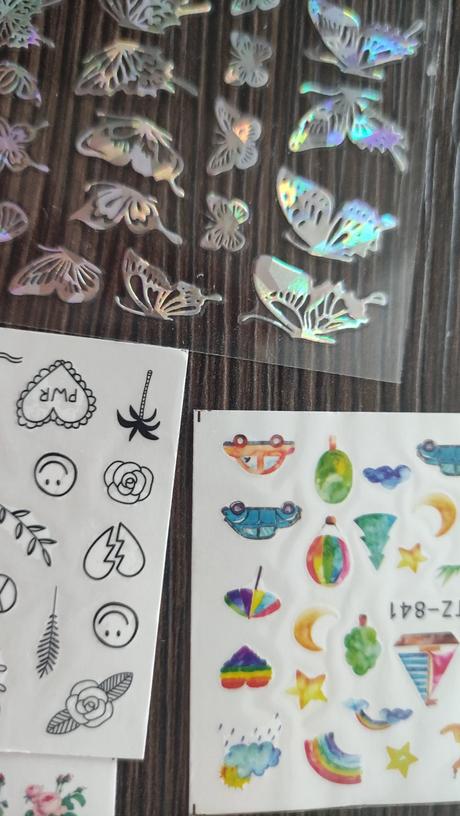 Vodlepky a nálepky na nechty,