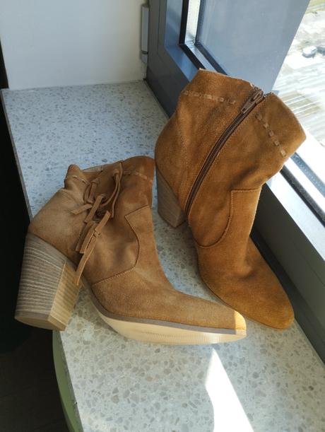 Nove kozene cizmy, 38