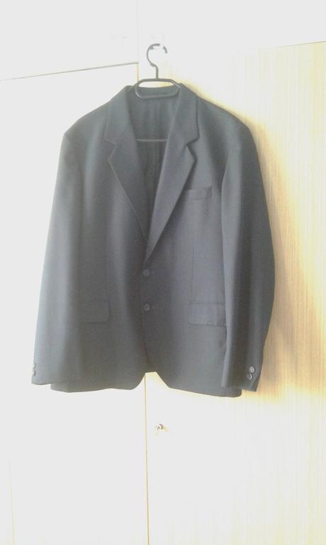 Starší čierny prúžkovaný oblek, xl