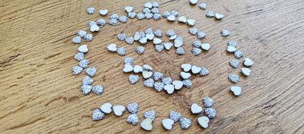 Ozdobné kamienky - srdiečka - drsné - strieborné -, 
