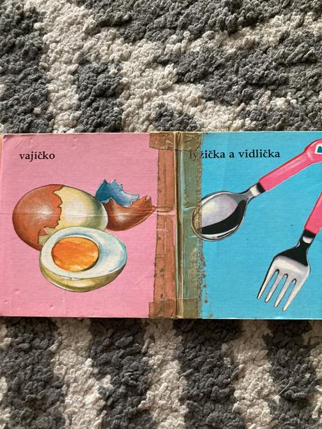 Leporelá pri stole a o psíkovi zo záhradky, 