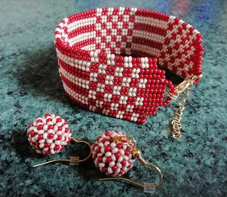 Široký náramok šachovnica zo sklenených korálok, 