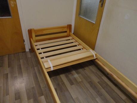 Posteľ + madrac - drevená, jednolôžková, šírka (cm): 90,dĺžka (cm): 200