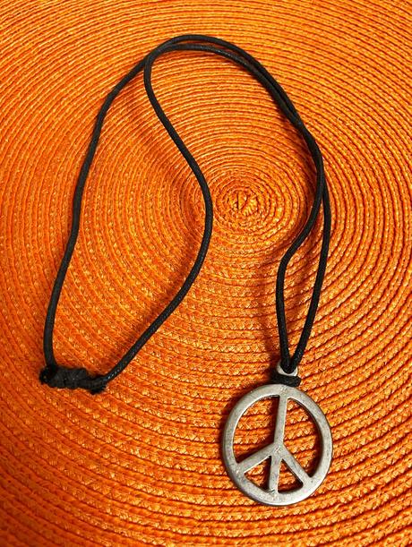 Náhrdelník na koženej šnúrke peace,