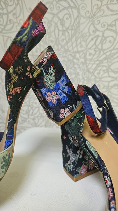 Vyšívané sandále, stradivarius,39