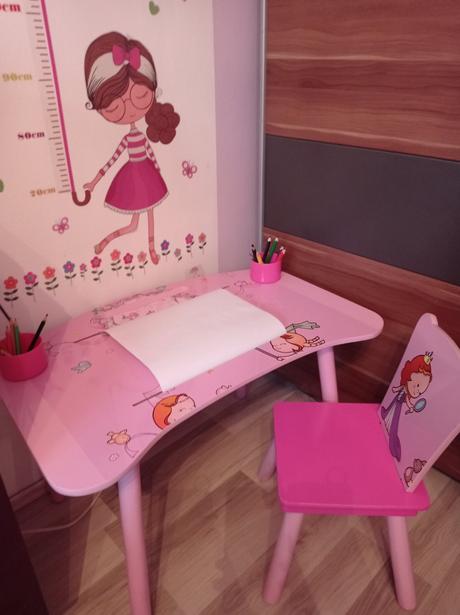 Stôl so stoličkou,