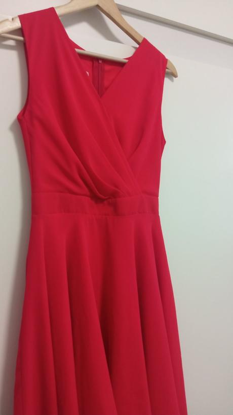 Červené slávnostné šaty, 34