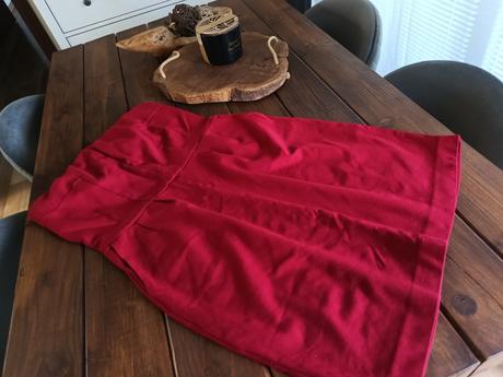 Express bordovo-červené šaty bez ramienok m, m