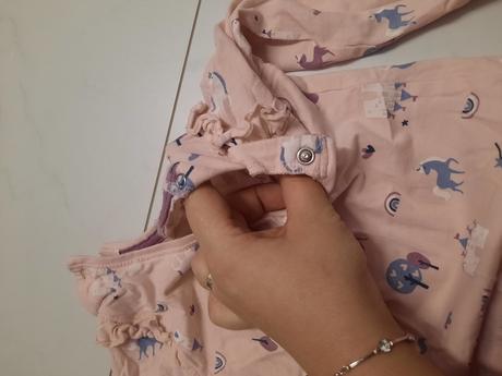 Tričko na ramenách s cvočkami, 86