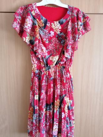 Červené vzorové saty, 