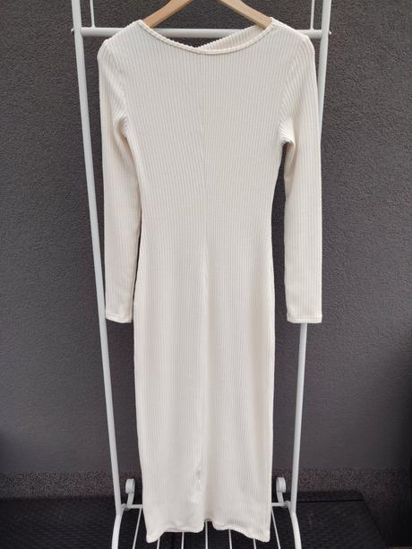 Béžové midi šaty so zlatou sponou, s